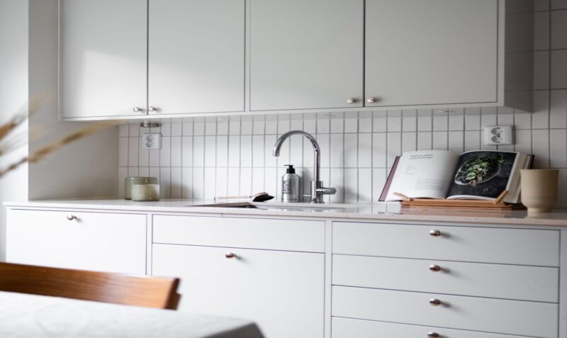 Sten, sintrad keramik och komposit: materialen bakom bänkskivan
